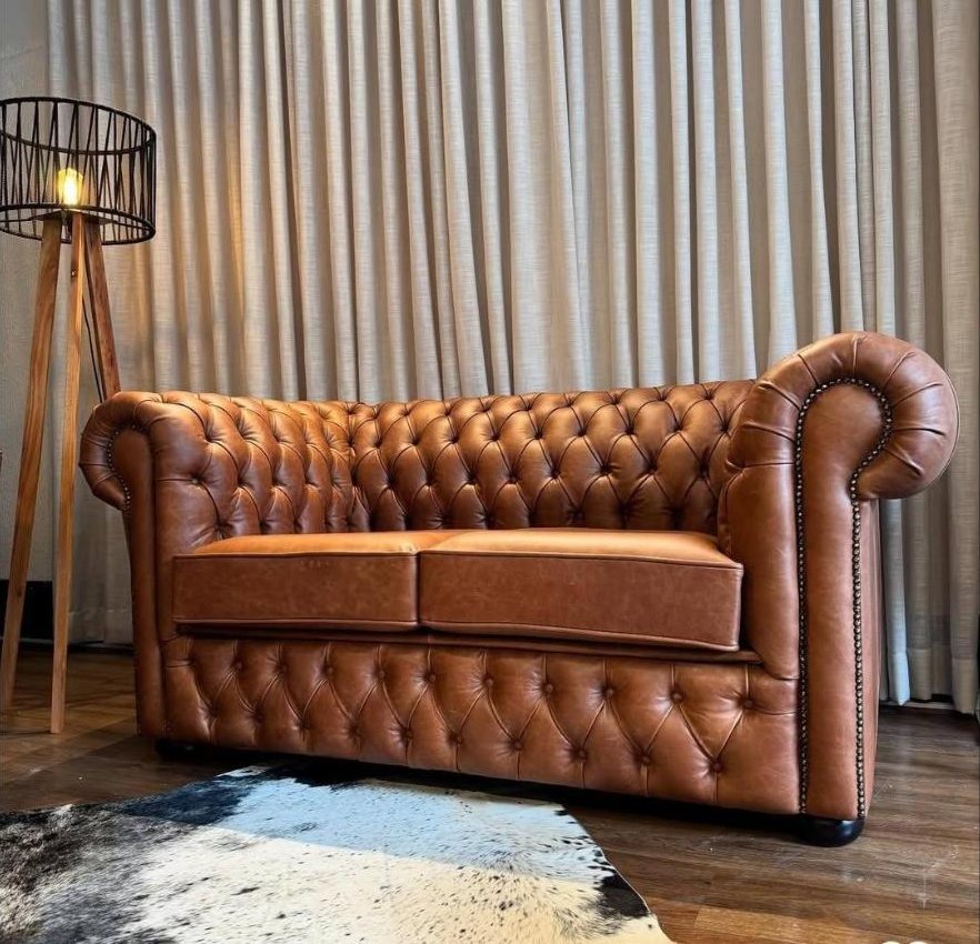 Sofá Chesterfield em couro caramelo revestido pela Di Jorge