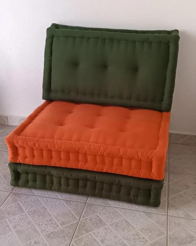 Futon verde e laranja