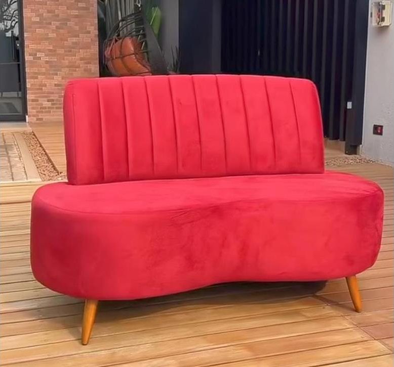 Namoradeira curva em veludo vermelho